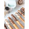 Décor à parsemer : mini perles au chocolat blanc. noir et la