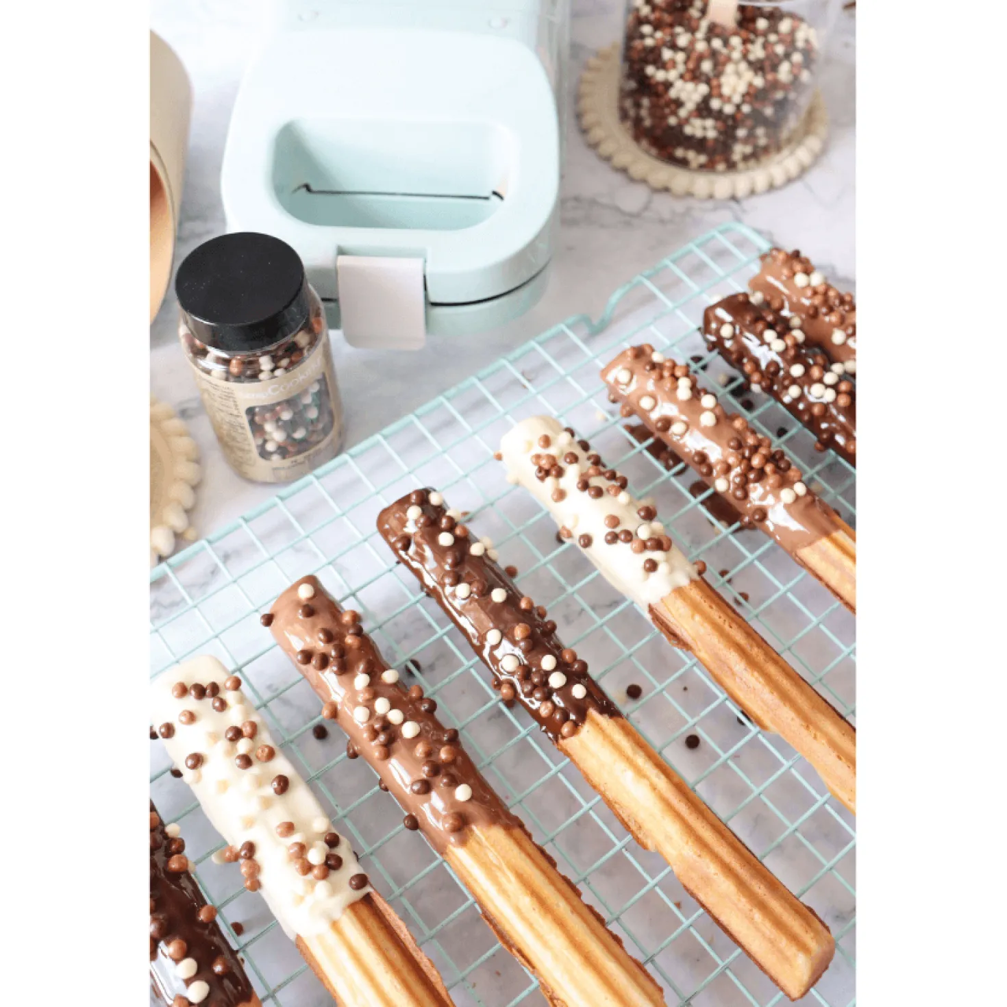 Décor à parsemer : mini perles au chocolat blanc. noir et la