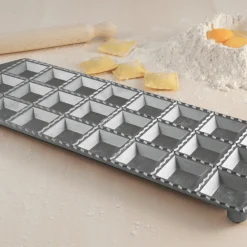 Plaque à 24 raviolis avec rouleau en bois - Alice Délice