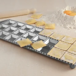 Plaque à 24 raviolis avec rouleau en bois - Alice Délice